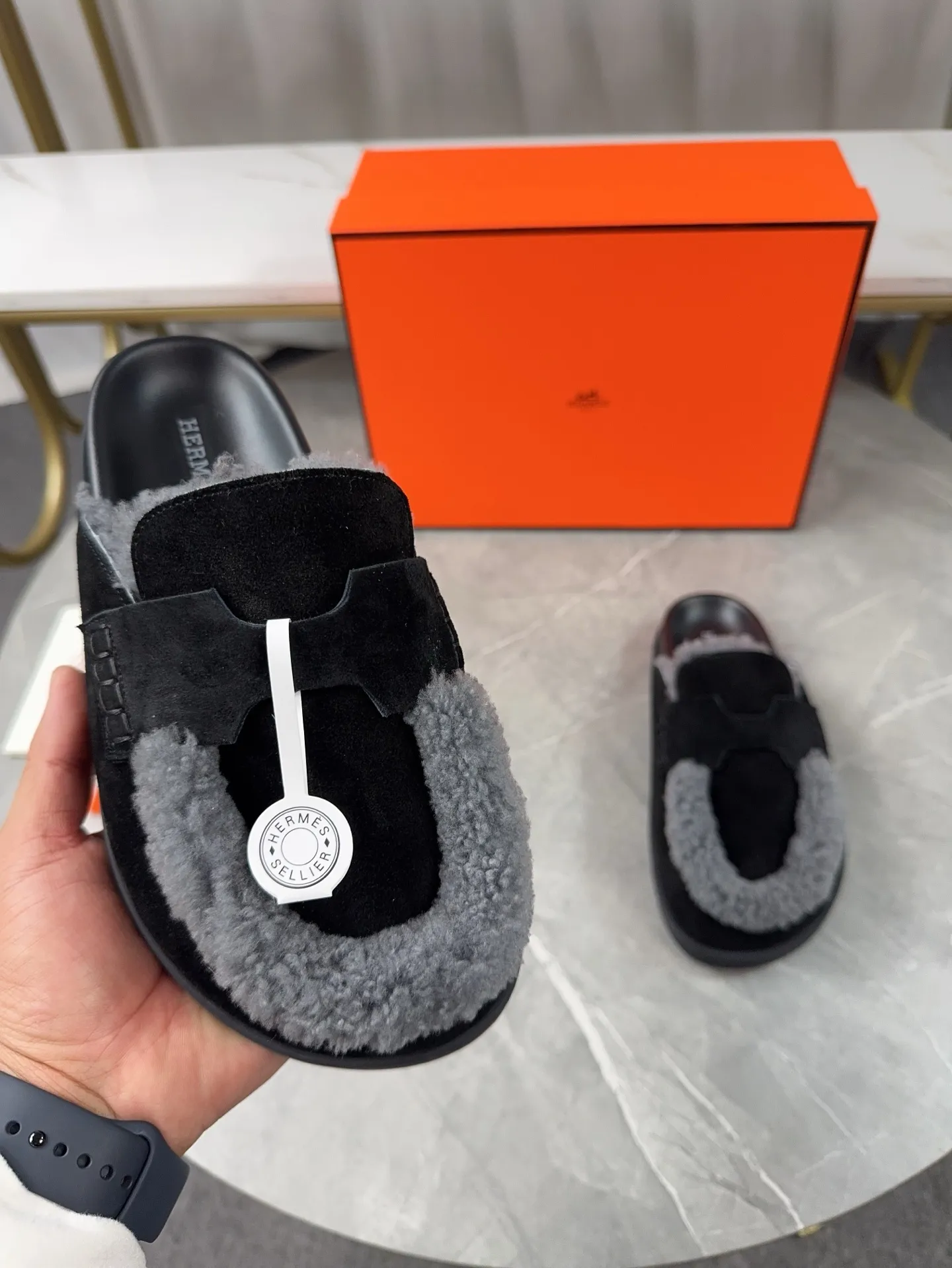 p460🐮🐮HERMES Birkenstock Mules🍬 Spring and summer really need versatile slippers. They have a casual and high-end feel, and the comfort is also great. The large toe design adds a playful feel, and the slip-on design is convenient and practical to wear. 🌷Upper: original high mercerized cow velvet 🌷Inner lining: wool 🌷Outsole: original TPU water platform + rubber film combination 🌷Number of sizes: women's size 35-40 (40-41 -42 is not returnable) men's size: 38-45 (45 is not returnable)